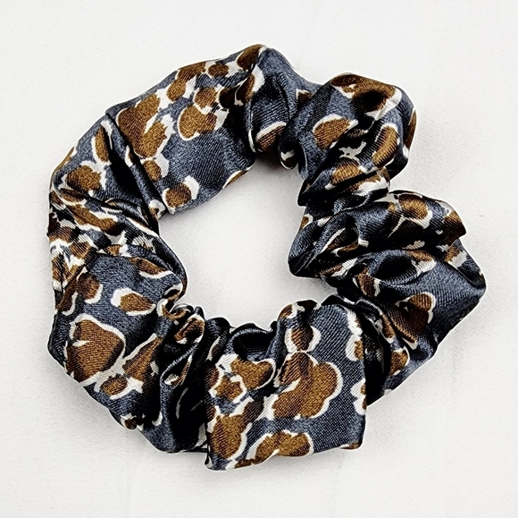4 FOR $16 🔥Gray leopard Satin Scrunchie Hair Tie - Picture 1 of 5